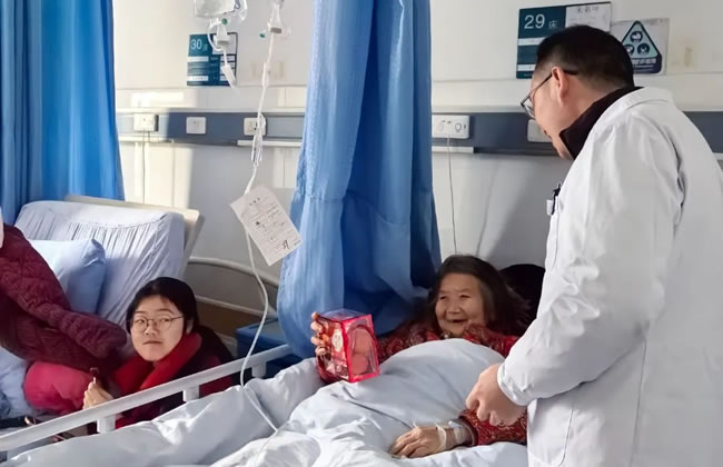 “第一次在医院感受到了家人一样的温暖”——江医肝胆外科走访春节留院患者