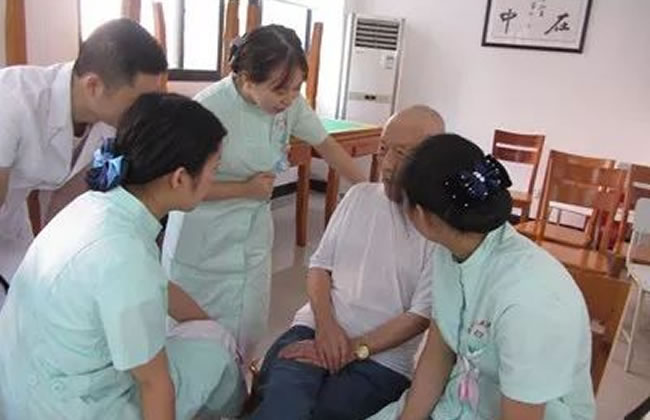 “江医”志愿服务队为社会福利院老人送健康