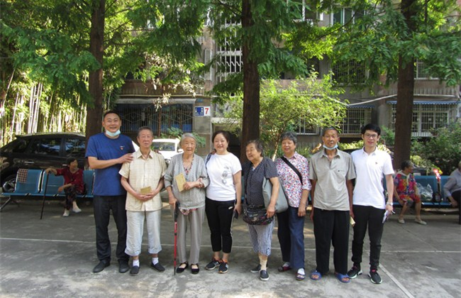 人民医院党委慰问看望80岁以上老党员