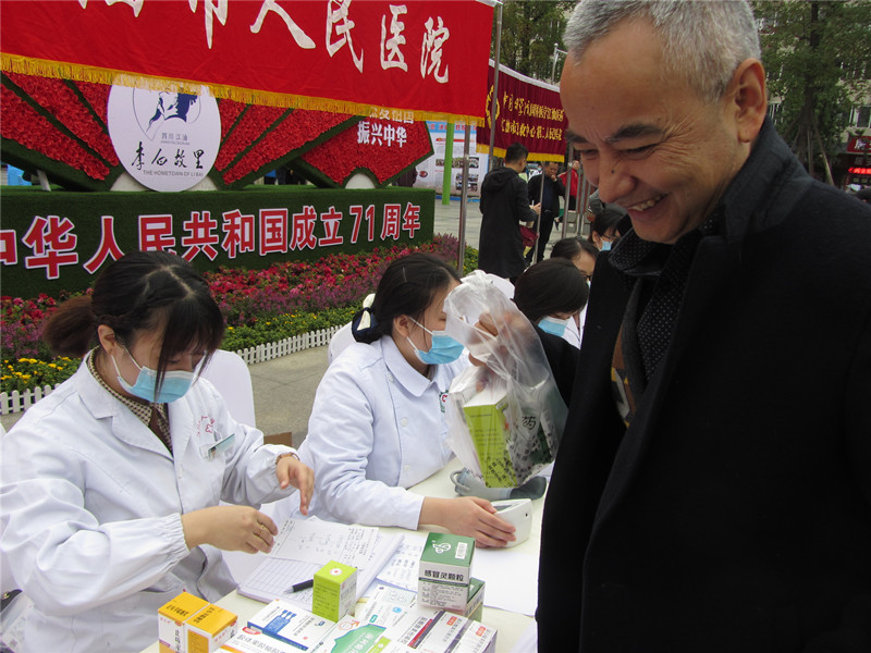 决战脱贫攻坚 决胜全面小康：江油市人民医院参加“全国扶贫日”义诊服务