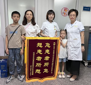 2024年8月患者凌某送儿科李洪刚医生及全体医护人员锦旗1面.jpg