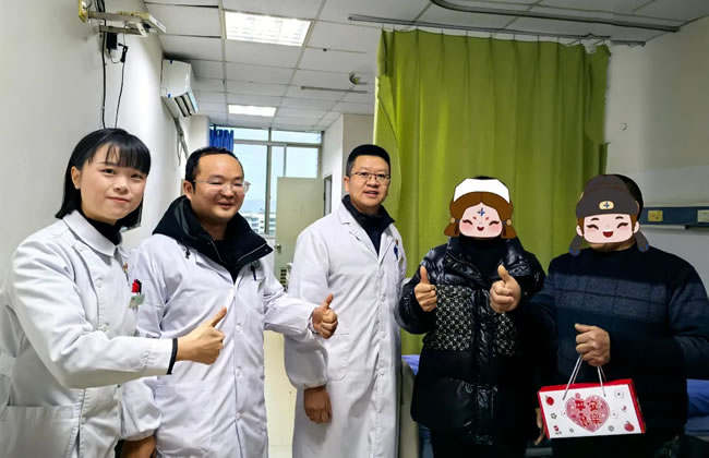 春节送暖，情满病房——江医胃肠甲乳外科开展春节慰问活动